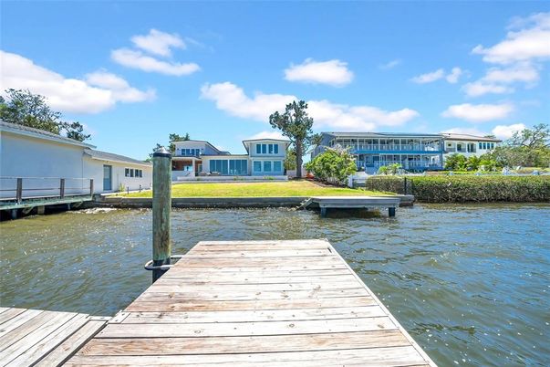 Exterior, Lake
