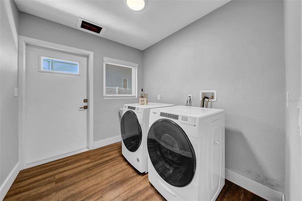 Interior, Recessed Lighting, Washer, Wood Texture Flooring