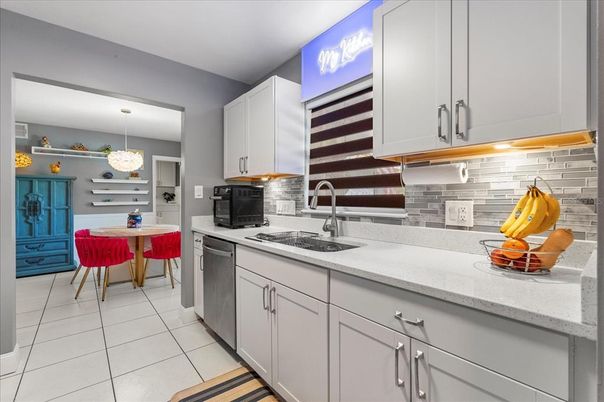 Chandelier, Dining room, Interior, Kitchen, Stainless Steel Appliances