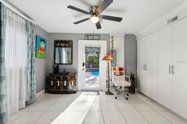 Home Office, Interior