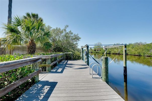 Exterior, Lake