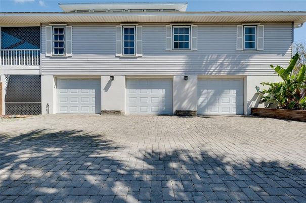 Attached, Exterior, Facade, Raised Ranch
