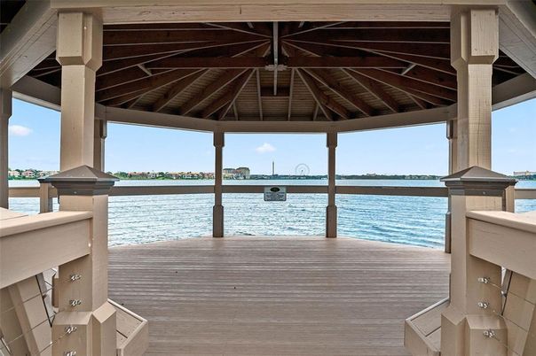 Exterior, Lake