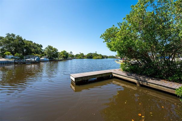 Exterior, Lake