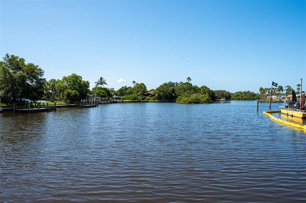 Exterior, Lake