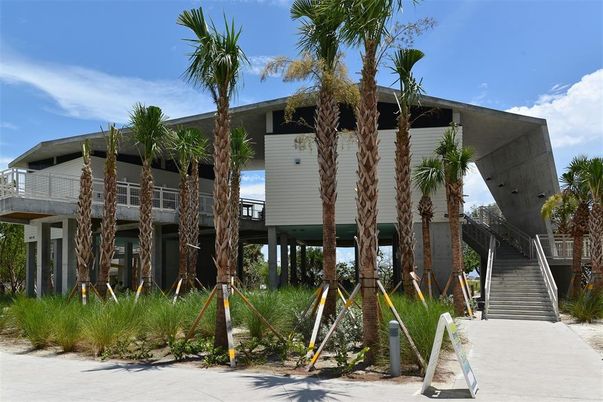 Exterior, Facade, Modern