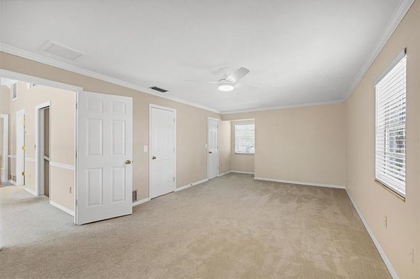 Empty room, Interior