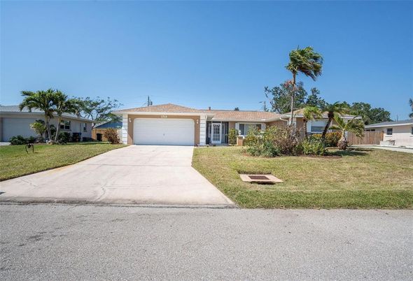 Attached, Exterior, Facade, Ranch