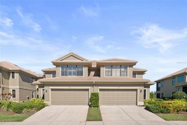 Attached, Exterior, Facade, Mediterranean