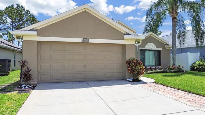 Attached, Exterior, Facade, American Craftsman