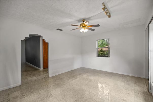 Empty room, Interior