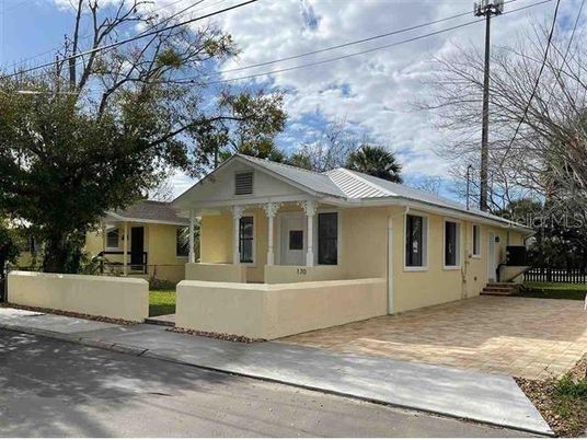 Exterior, Facade, Ranch