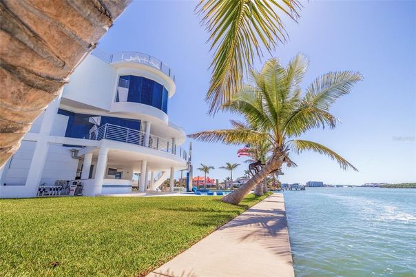 Exterior, Lake