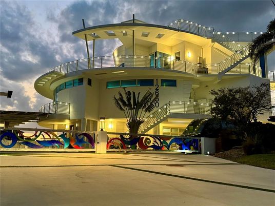 Exterior, Facade, Modern