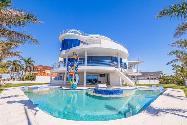 Backyard, Exterior, Facade, Pool, Modern