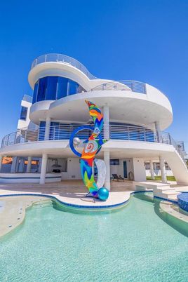 Exterior, Pool
