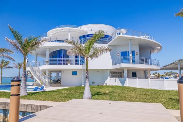 Backyard, Exterior, Facade, Water, Modern