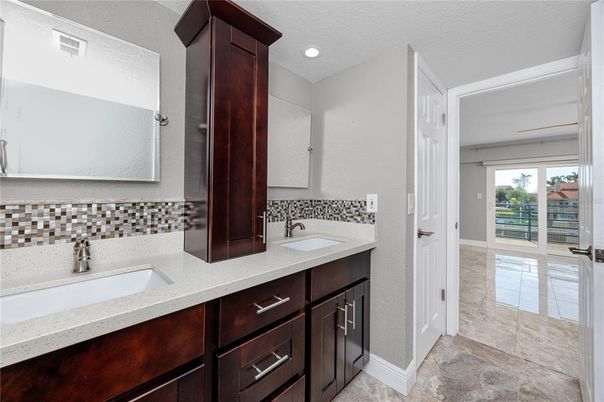 Bathroom, Dual Sink Vanities, Interior, Recessed Lighting