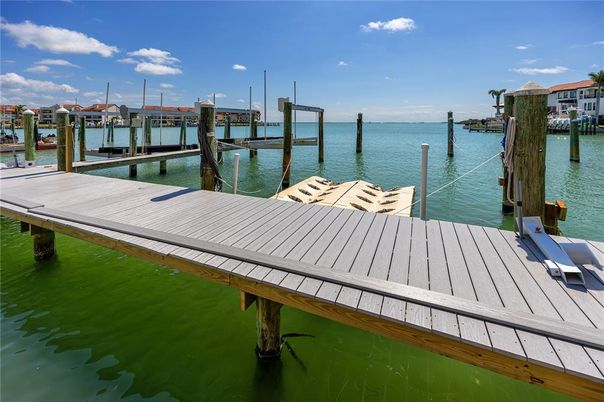 Exterior, Lake