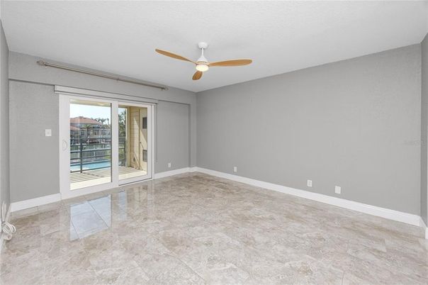Empty room, Interior