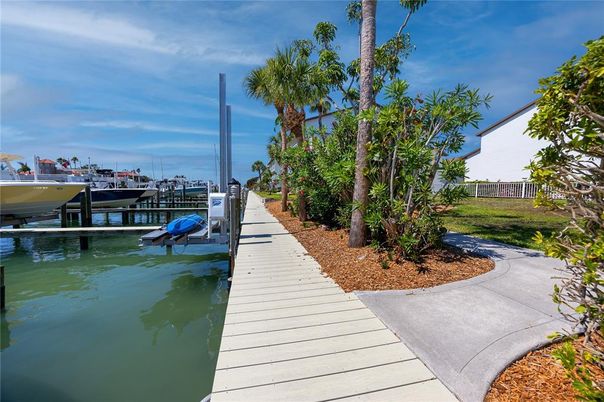 Exterior, Lake