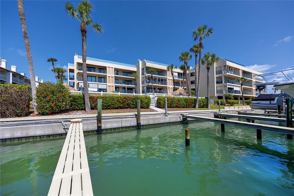 Exterior, Lake