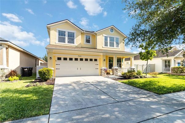 Attached, Exterior, Facade, American Craftsman