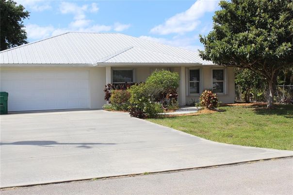Attached, Exterior, Facade, Ranch