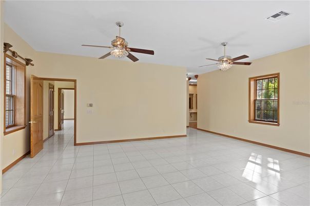 Empty room, Interior