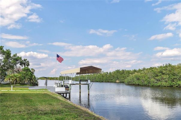 Exterior, Lake