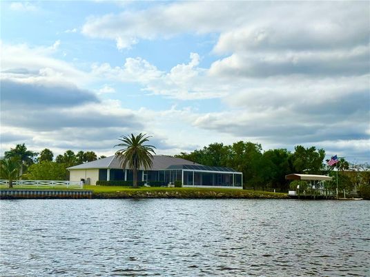 Exterior, Lake