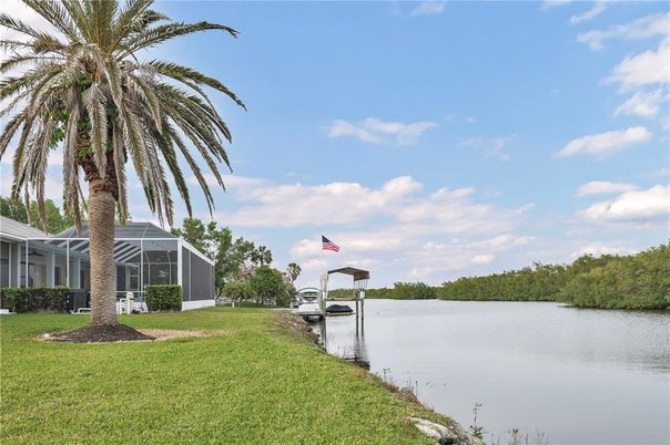 Exterior, Lake