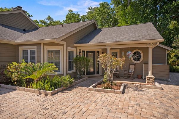 Exterior, Facade, Ranch