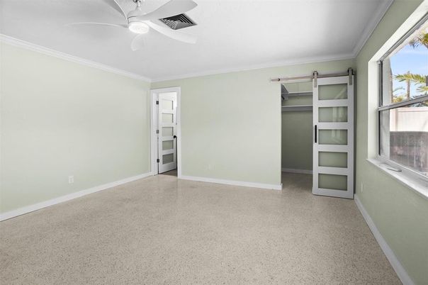 Empty room, Interior