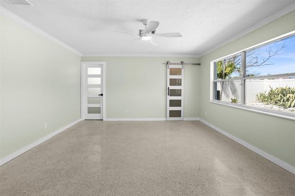 Empty room, Interior