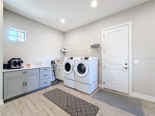 Interior, Recessed Lighting, Washer, Wood Texture Flooring