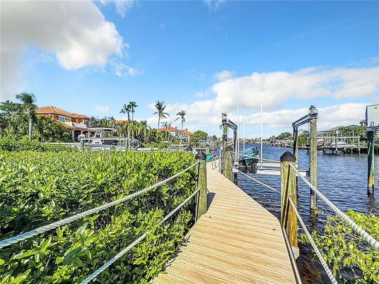 Exterior, Lake