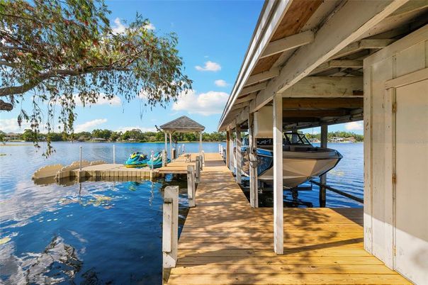 Exterior, Lake