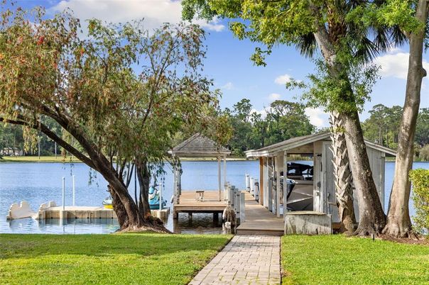 Exterior, Lake