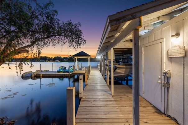 Exterior, Lake