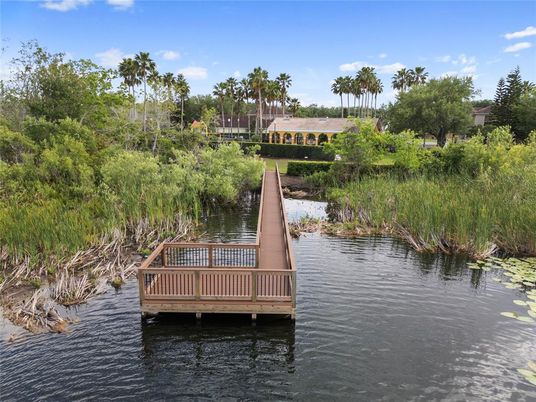 Exterior, Lake