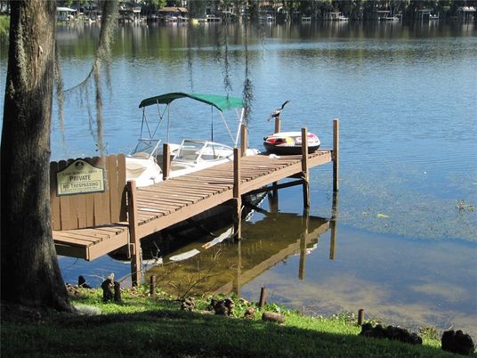 Exterior, Lake