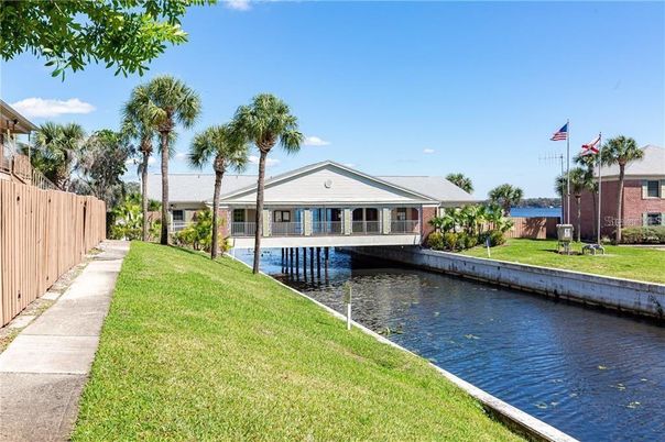 Exterior, Lake