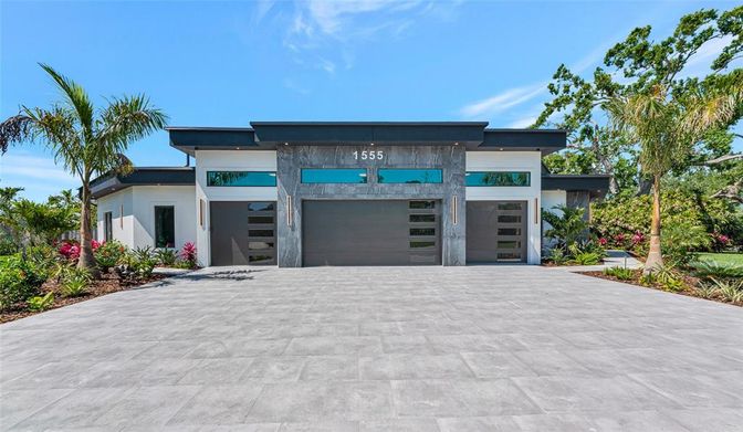 Attached, Exterior, Facade, Modern