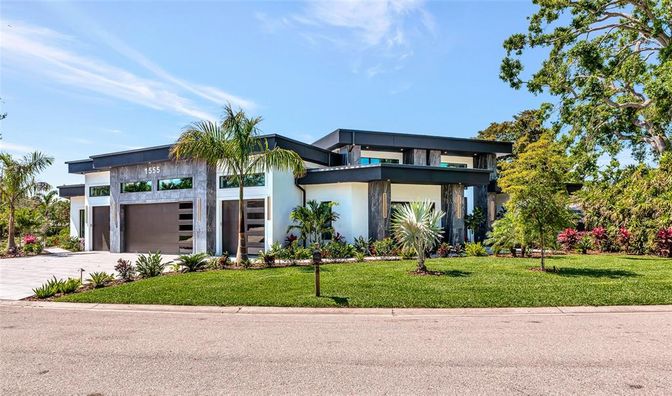 Attached, Backyard, Exterior, Facade, Modern