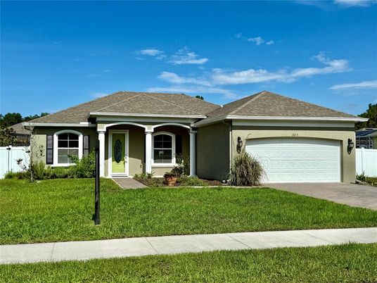 Attached, Exterior, Facade, Ranch