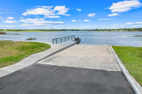 Exterior, Lake