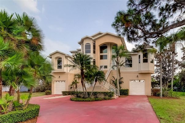 Attached, Exterior, Facade, Mediterranean