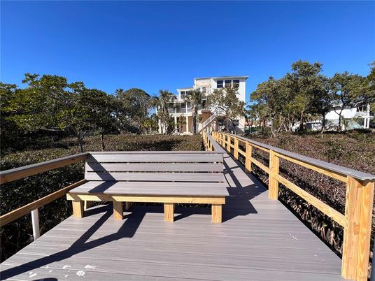 Exterior, Lake
