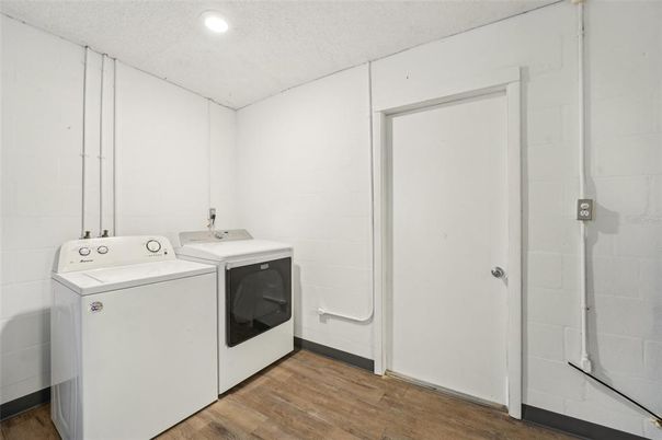 Interior, Recessed Lighting, Washer, Wood Texture Flooring